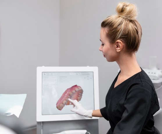 Assistante dentaire consultant un scan 3D des dents