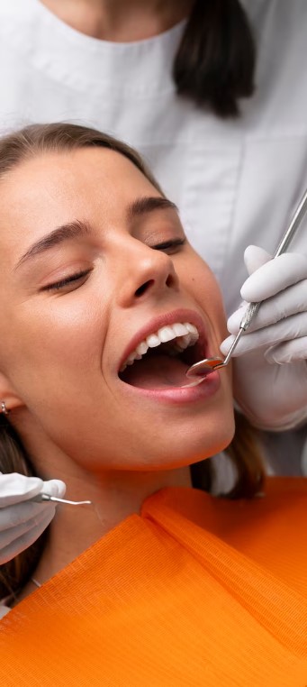Dentiste examinant la bouche d'une patiente