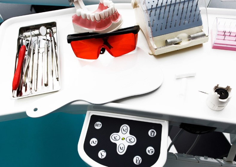 Plateau d'instruments dentaires et lunettes de protection