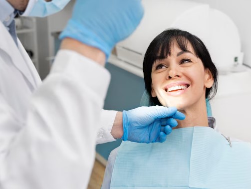 Dentiste examinant une patiente souriante