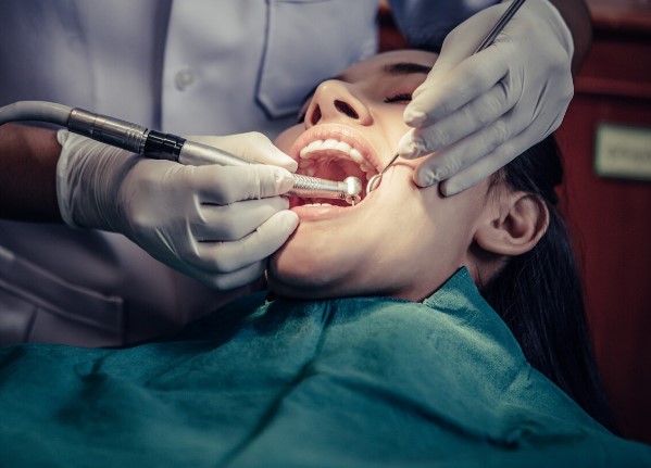 Nettoyage et polissage des dents d'une patiente