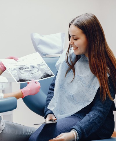 Patiente et dentiste examinant une radiographie