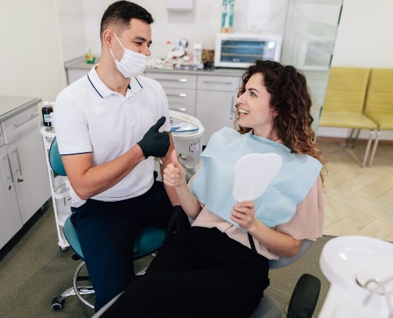 Dentiste en consultation avec une patiente