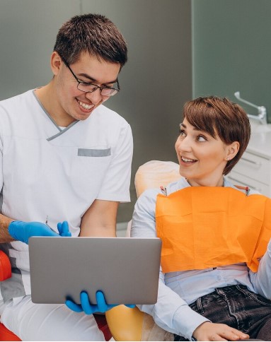 Dentiste présentant un plan de traitement sur ordinateur