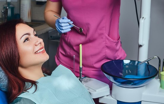 Dentiste soignant une patiente au cabinet dentaire